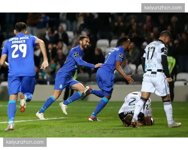 历史交锋回顾：近五次对决，朗斯对阵洛里昂时平均每场在对手禁区肋部触球25次